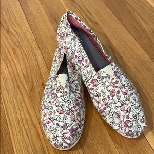 Toms women’s alpargatas slippers! Floral print.